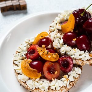 Rice cake with peanut butter and berries. Healthy dessert. Rice cake with cheese and fruits. Vegetarian cake. Vegan dessert.